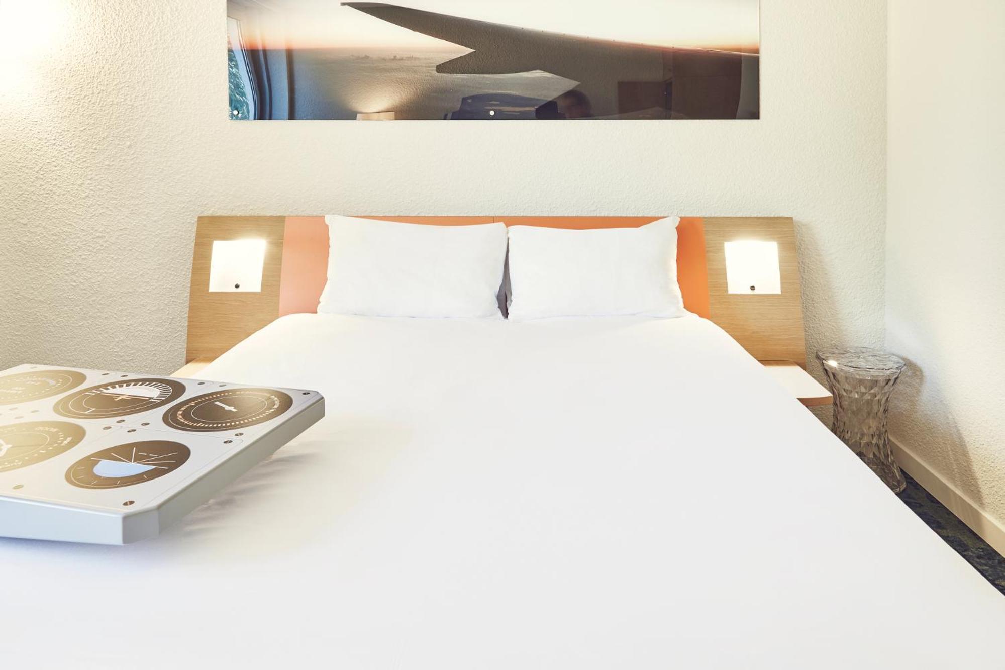 Ibis Styles Marseille Aeroport Hotel Витрол Екстериор снимка