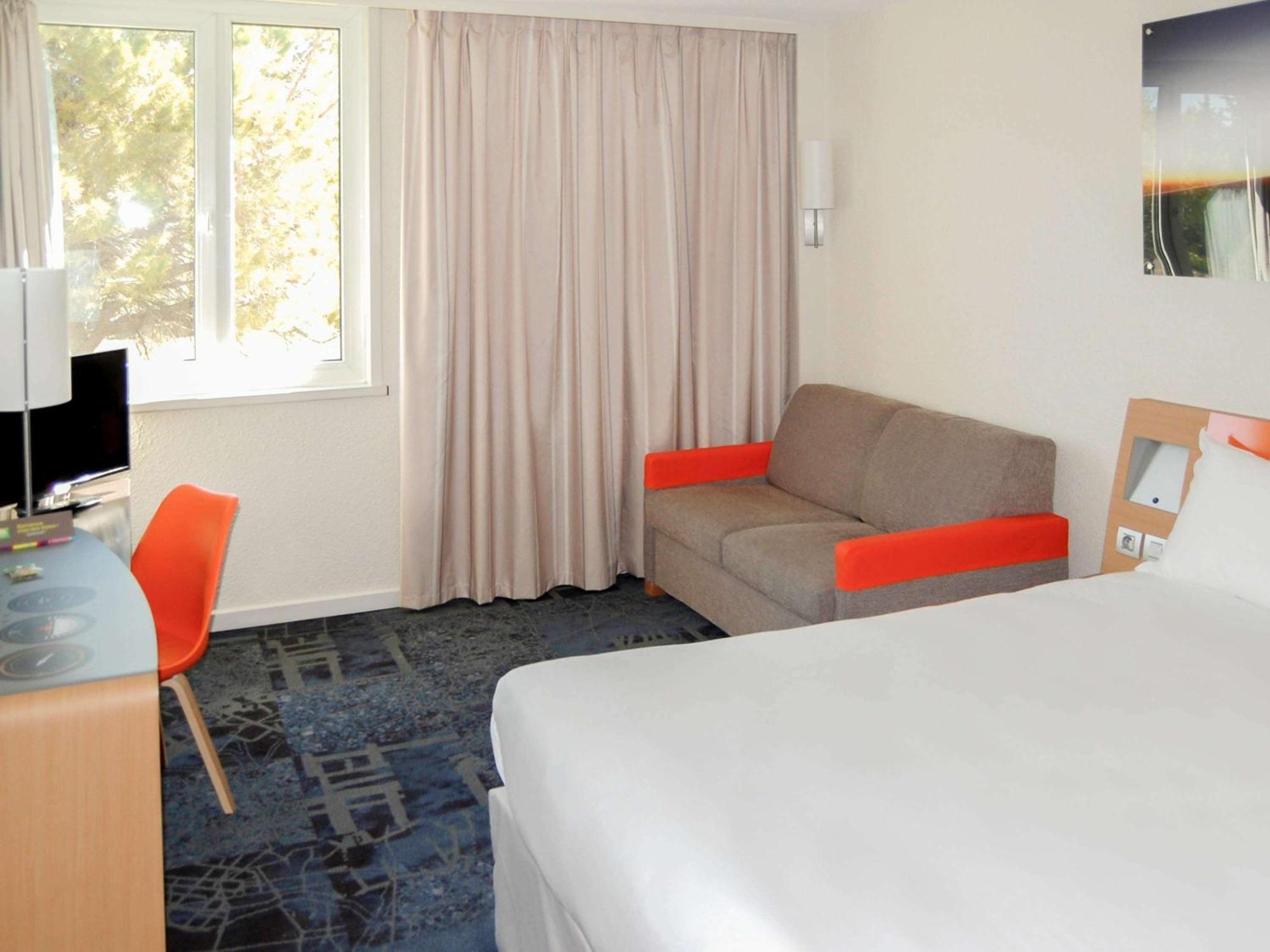 Ibis Styles Marseille Aeroport Hotel Витрол Екстериор снимка