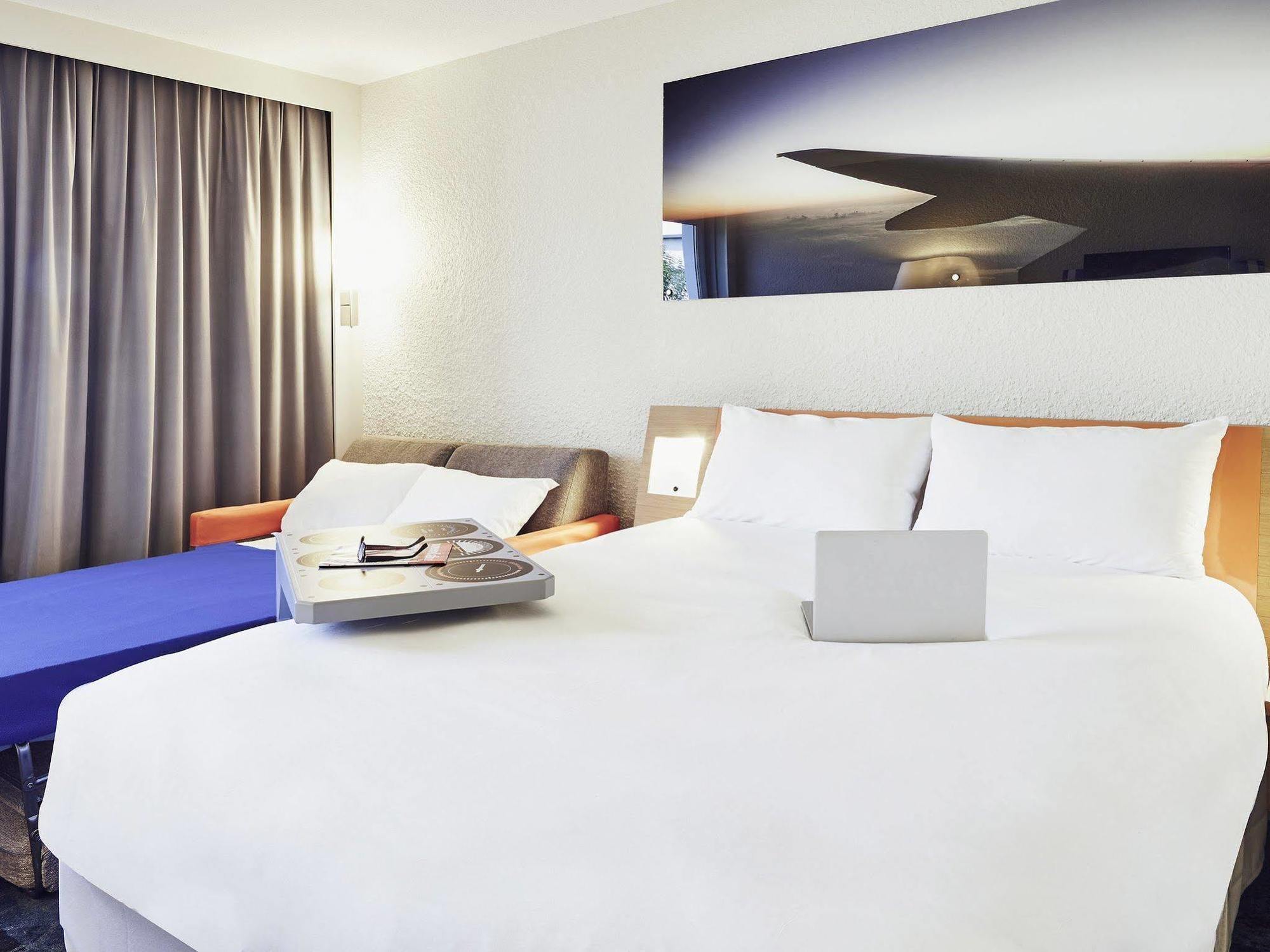 Ibis Styles Marseille Aeroport Hotel Витрол Екстериор снимка
